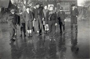 Dzieci na skutym lodem stawie w Swołowie, styczeń 1949r.